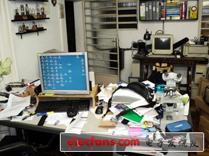 　　圖片中是我的工作臺(tái)和“設(shè)計(jì)室”。測(cè)試中的設(shè)備是一個(gè)數(shù)字電視調(diào)制器。