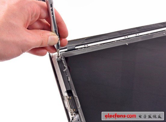 顯示屏是用螺絲固定在邊框中的，拆解沒(méi)有什么挑戰(zhàn)。LCD顯示屏像素?cái)?shù)還是達(dá)到了3145728個(gè)