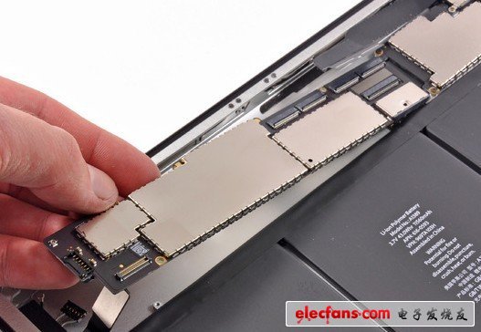 下面看看主板。Siri？在哪里呢？