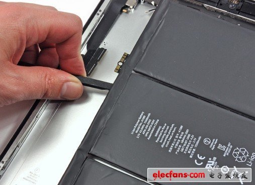 iPad 3的電池很大。iPad 2用的是25瓦時(shí)鋰電池，而iPad 3升級(jí)到了42.5瓦時(shí)
