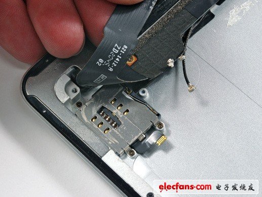 下面看看迷你SIM（Micro-SIM）卡槽。和其它iPad版本一樣，4G版本的Micro-SIM一樣