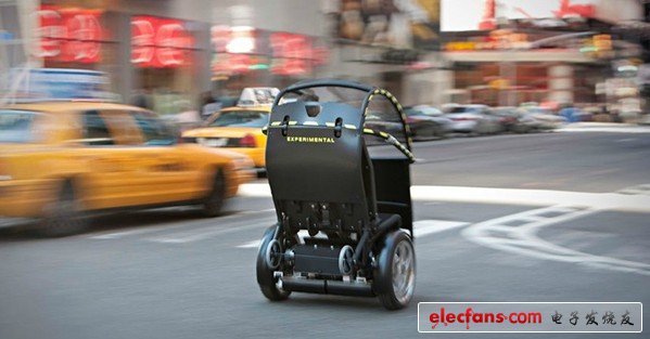 行人運(yùn)載電動(dòng)車賽格威斯號(hào)，一款兩輪行駛的自平衡小車誕生于10年前