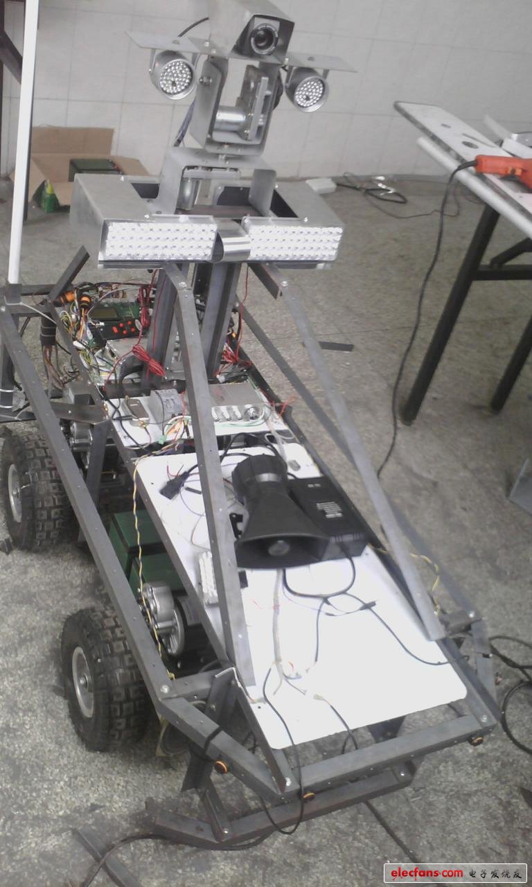 技術牛人造大型無人巡邏車，可裝載武器系統！