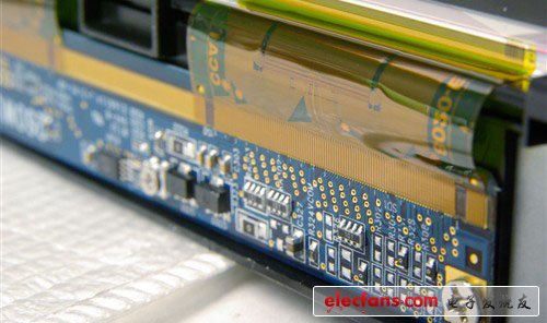 可彎曲的柔性印刷板起到信號傳輸?shù)淖饔?，并且通過異向性導(dǎo)電膠與印刷電路板（藍(lán)色PCB板的部分）壓和，使兩者連接想通