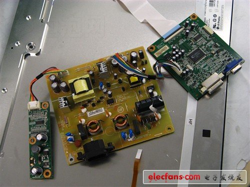 　　而采用側置白光LED作為背光源的點燈器就要簡單很多，上圖最左方那一小塊電路板就是LED背光的點燈器。