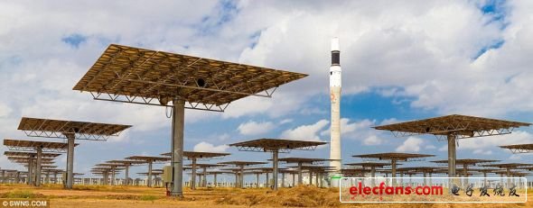 鏡面面板：日光反射裝置聚焦所獲得的能量可以將熔鹽池加熱到900多攝氏度的高溫，從而產(chǎn)生蒸汽為發(fā)電渦輪機(jī)提供動(dòng)力。