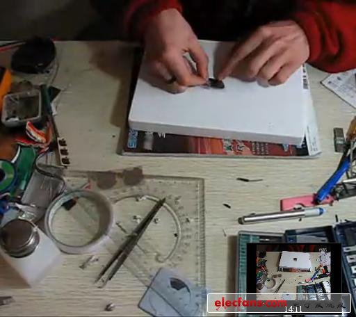 蓋上外殼，貼上自制的蘋果LOGO，哈哈，貼的時候還在量尺寸，夠細(xì)致