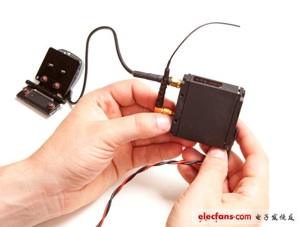 ok！終于到了拆解環(huán)節(jié)了。我們先從被電線連起來的兩個分立的發(fā)射/接收模塊開始。