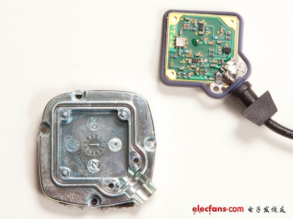 　　瞄一眼那天線電路板，上面顯示它是SIgem制造的，該公司與泰科公司在2000年早期曾聯(lián)手研發(fā)過GPS元器件