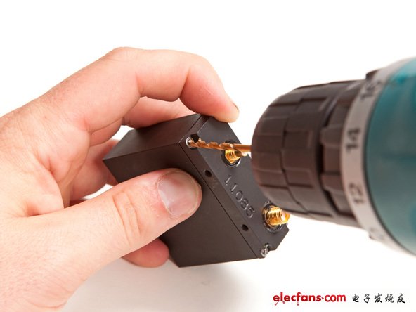 為了能直接進(jìn)入模塊的“大腦”里面去，現(xiàn)在我們將集中精力在其后蓋