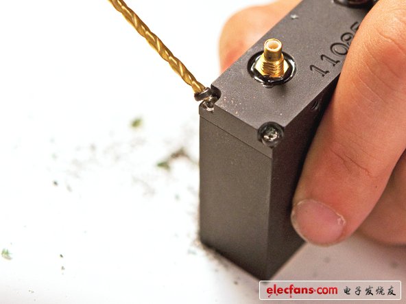 FBI確實(shí)不想別人隨意擺弄他們追蹤設(shè)備的內(nèi)部設(shè)置，以至于我們不得不將電鉆請出來弄開螺絲