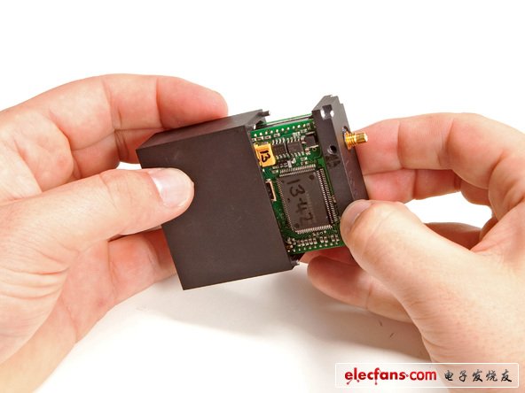 取下螺絲后，馬上就可以看都裸露出來的收發(fā)器電路板