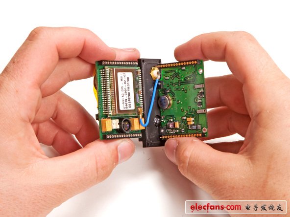 可以看到，兩塊電路板是可以分開的，據(jù)猜測，應(yīng)該考慮到檢測電路的便利性而設(shè)計的。