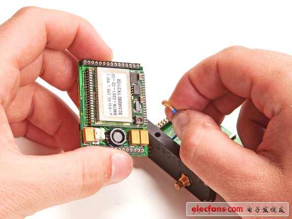 當(dāng)我們拆開GPS電路板模塊后，可以更清楚的看到內(nèi)部元器件構(gòu)成的細(xì)節(jié)