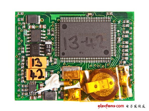 在該模塊的背面有一個備用電池用來驅(qū)動實(shí)時時鐘和維持GPS接收器的SRAM正常工作，以便于非常快速的連接到衛(wèi)星進(jìn)行通信，該動作被稱為“熱啟動”。