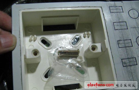 先用強(qiáng)力晾衣夾夾住鋼尺，防止打出來(lái)的槽歪曲