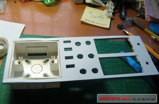 找一張沒(méi)用的紙，要求一面是白色的，然后用筆描出面板的輪廓