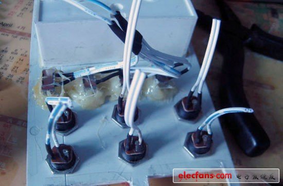 在USB母座后面打上熱熔膠，并且接好電源線