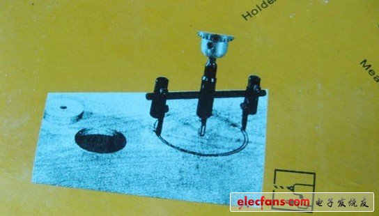 定出圓心，打好孔，準(zhǔn)備用飛機(jī)形開孔器開孔