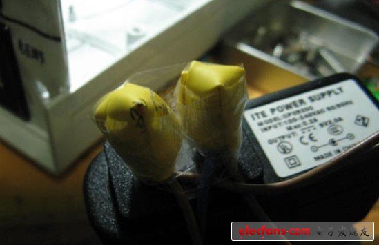 將兩個5V電源的輸入端并聯(lián)。左邊的是5V2A，給USB母座供電