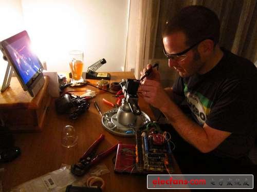 你問我為什么干這個？因為我和大家一樣都想去做一個能發(fā)射激光的坦克。