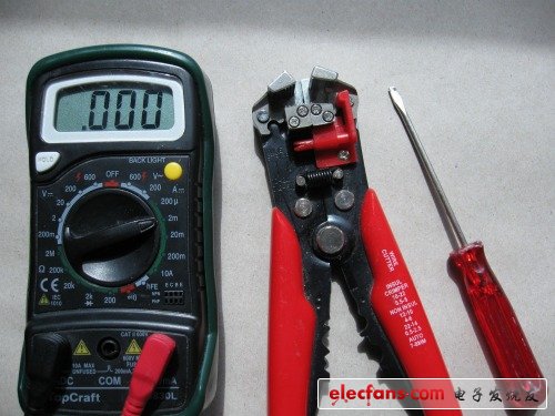 萬用表、剝線鉗、螺絲刀