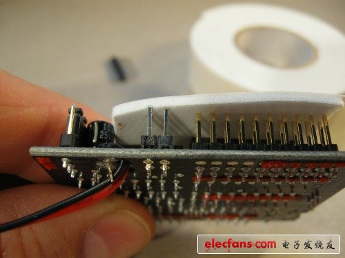 翻轉(zhuǎn)這塊板，然后焊接