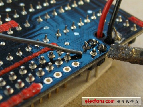 之后，你可以插入任何標(biāo)準(zhǔn)的帶有插孔的杜邦線