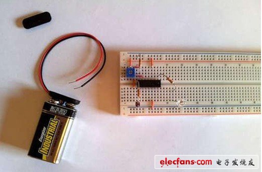 電池放入電池夾，注意正負(fù)極要正確