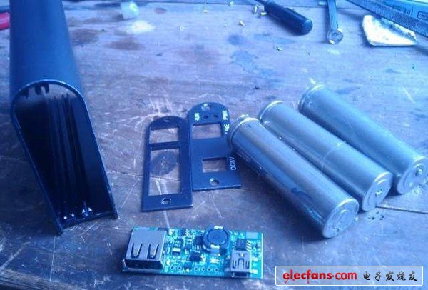 　　拆掉一個USB的貓，為了那個外殼（鋁合金材質(zhì)）