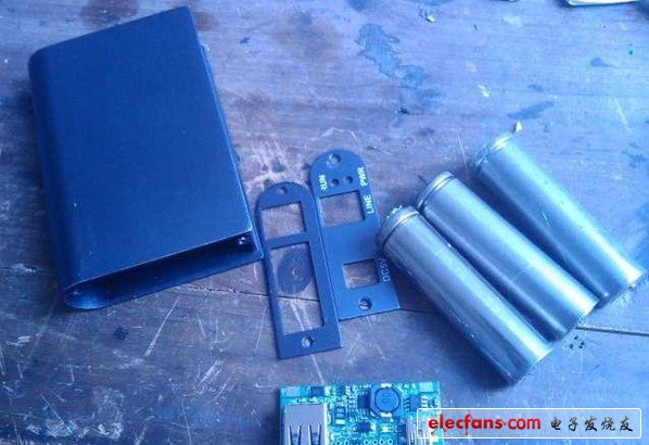 　　拆掉一個USB的貓，為了那個外殼（鋁合金材質(zhì)）