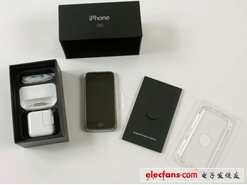 開(kāi)包裝，在里面包含了以上的配件，該款手機(jī)支持GSM（850，900，1800，1900）、820.11b/g WIFI、EDGE四種無(wú)線協(xié)議