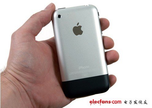 以上是iPhone的背面。當(dāng)我們想拆掉SIM卡的時(shí)候，可以在卡槽頂部用一個(gè)曲別針用力把卡弄出來(lái)