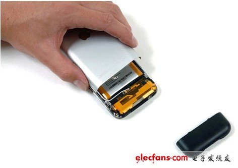 我們首先移調(diào)天線蓋，之后我們可以看到后板上的地腳螺絲，這是用來(lái)固定天線和前后蓋的