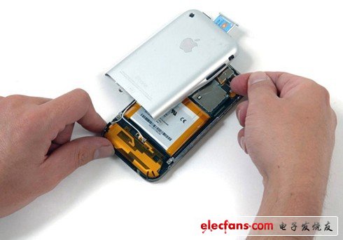 分離前后蓋，在移開(kāi)后板之前，必須要拔掉耳機(jī)的連接線。這個(gè)耳機(jī)插線是凹進(jìn)蓋子里面的，這種設(shè)計(jì)可以避免輕易拉斷這些金屬接線