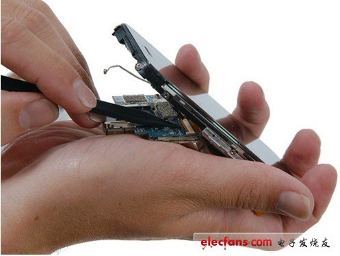 將余下的那部分向上，拔掉基座接口的連接線