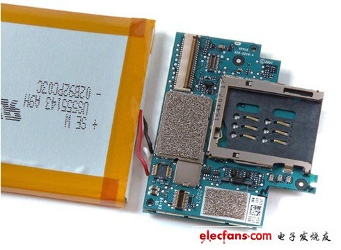 邏輯板的近鏡，由于這是一個(gè)兩層厚的板子，所以我們不能看到里面的元器件。我們也沒(méi)找到任何方法安全地撬開(kāi)這兩層板子，因此我也不能告訴你們里面是什么