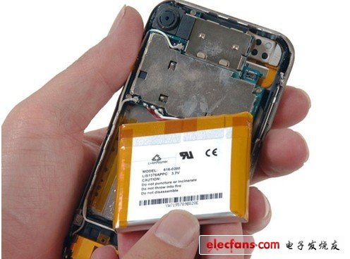 拿下來(lái)看到這是一塊3.7V的Li-Ion聚合物電池，同時(shí)可以看到至少兩根連接到邏輯板的天線接線