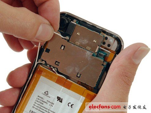 斷開(kāi)天線連接線，在天線連接器下面有一些膠水，估計(jì)是為了固定的，由這里可以看出手機(jī)設(shè)計(jì)者對(duì)這個(gè)產(chǎn)品的可靠性的重視