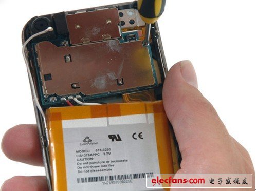 擰掉將邏輯板固定在前面板的螺絲，螺絲所在的位置是：螺絲起子那個(gè)位置、右上角黑色相機(jī)下面、連接到邏輯板的電池連接線(xiàn)的左邊