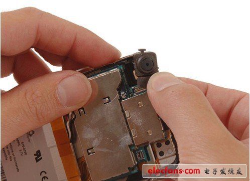 移開(kāi)聽(tīng)筒上方的相機(jī)。很遺憾，到這里我們還沒(méi)有看到任何軟件設(shè)置，有的只是一些簡(jiǎn)單的操作