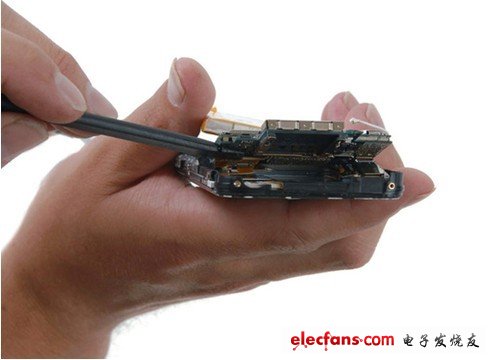 拆掉邏輯板，我們發(fā)現(xiàn)在其下面有三個(gè)連接器，分別是：揚(yáng)聲器、觸摸感應(yīng)器和顯示屏連接線。斷開(kāi)圖中左邊的兩個(gè)連接器