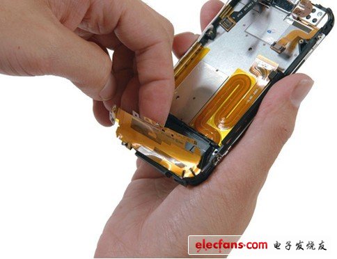 從黑色的大塑料上撕下天線覆蓋薄片，這時(shí)你可以看到為什么iPhone背部下端有一部分是黑色的了，這一整個(gè)區(qū)域都被天線包圍