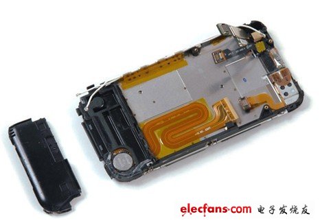 移開(kāi)覆蓋在天線(xiàn)上的空心的黑色塑料塊，我們可以看到里面還有一些空間，這也是唯一可以開(kāi)放的內(nèi)部空間