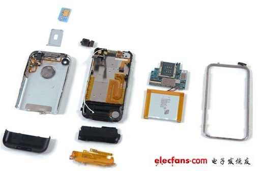 手機(jī)已經(jīng)完全分離了，手機(jī)總共用了16個(gè)螺絲，而不像IPOD那樣只用三顆螺絲