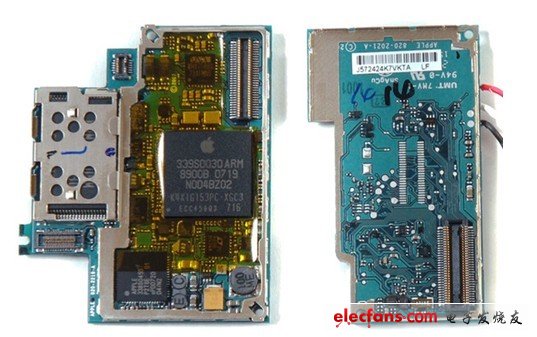 經(jīng)過(guò)深入研究，我們終于找到了安全地分離邏輯板的方法。左邊版金屬保護(hù)層下面是三星型號(hào)為K9MCGD8U5M的芯片，4G版本上面的芯片型號(hào)則是K9HBG08U1M