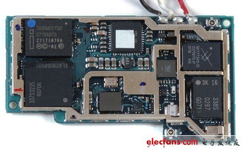 底部中心那個(gè)看起來(lái)很模糊的芯片實(shí)際上有MARVELL， W8686B13， 702AUUP.這些文字在其上面。這是Marvell