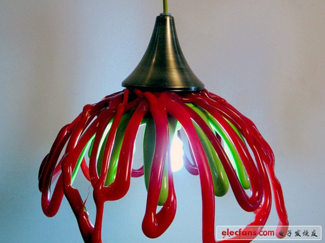 廢棄塑料制作的環(huán)保吊燈:來(lái)自特拉維夫的設(shè)計(jì)師Shahar Kagan和Itai Arbel 將以色列廢品回收廠里的廢棄塑料作為它設(shè)計(jì)的基礎(chǔ)材料