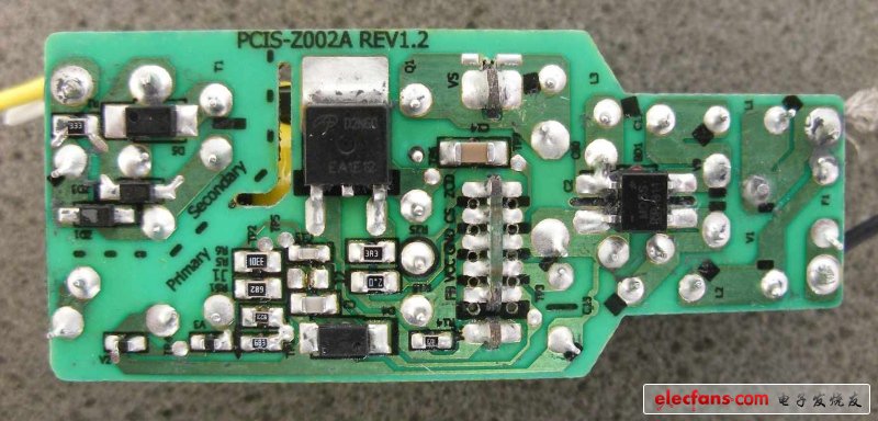 電路板內(nèi)置了一個變壓器，幾個電容器和一個功率晶體管