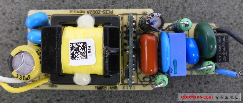 電路板內(nèi)置了一個變壓器，幾個電容器和一個功率晶體管